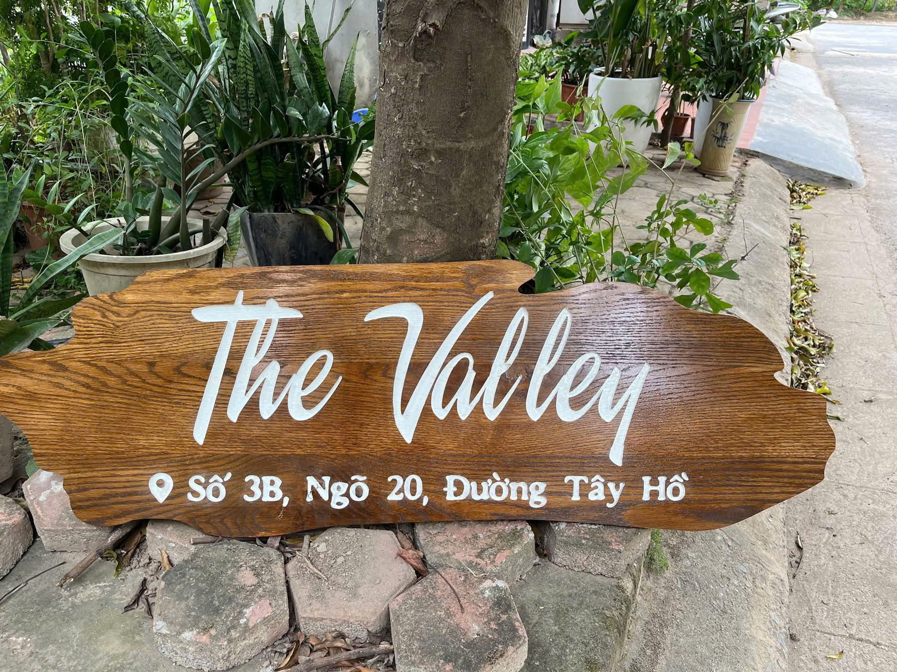 Bảng hiệu gỗ The Valley